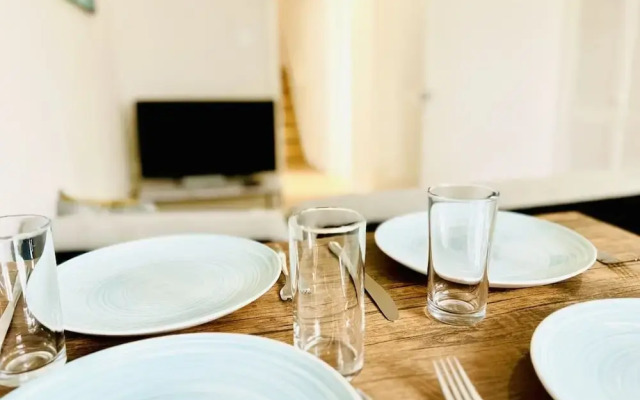 Beautiful 3-bed Apartment With Driveway Parking