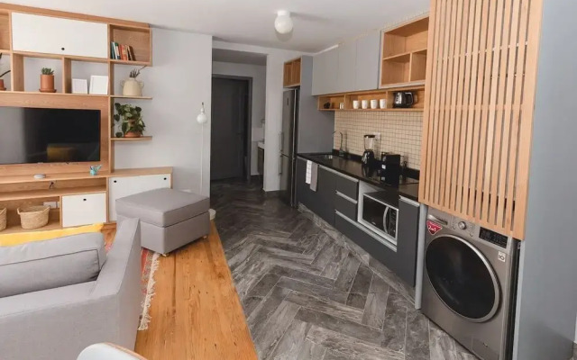 Hip, Tech Top Floor Apt, w/ Private Terrace
