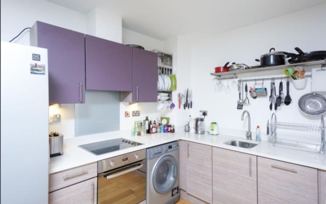 Modern 4 Bedroom Canal-side North London Flat