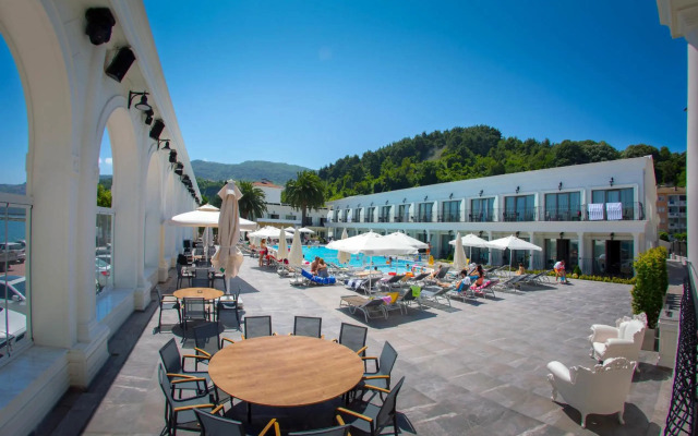 Northdoor Hotel