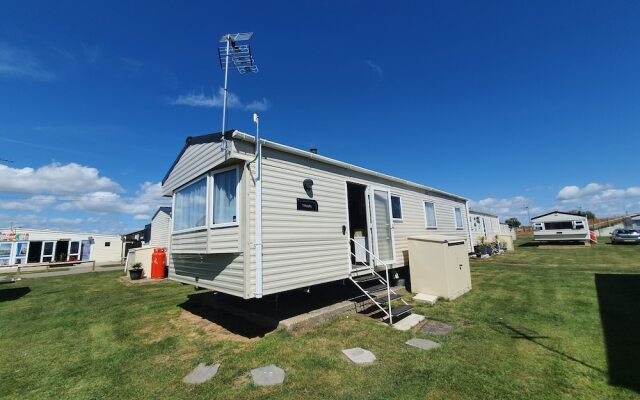 Remarkable 5-bed Cabin in Clacton-on-sea