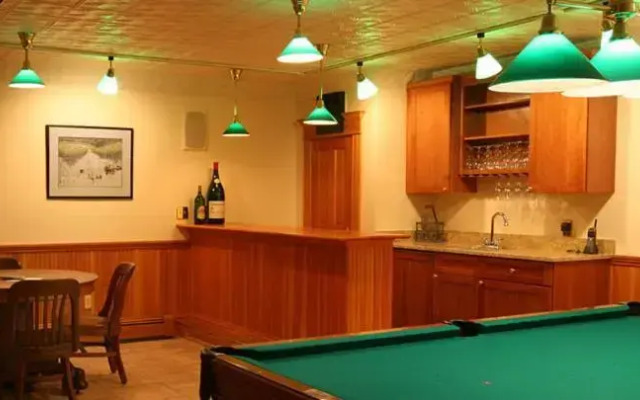 Breezy Hill Inn