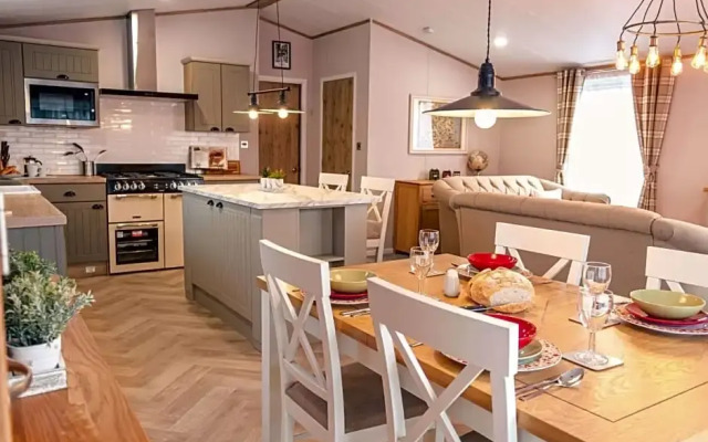 The White Rose Lodge with Hot Tub