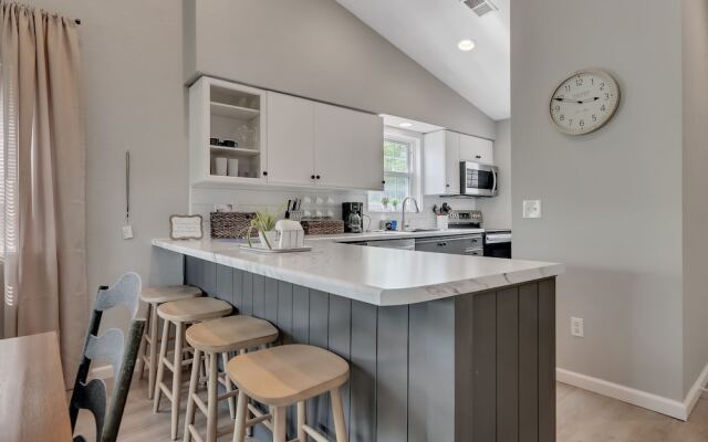 Treetop Haven 2 Bedroom Condo by Redawning