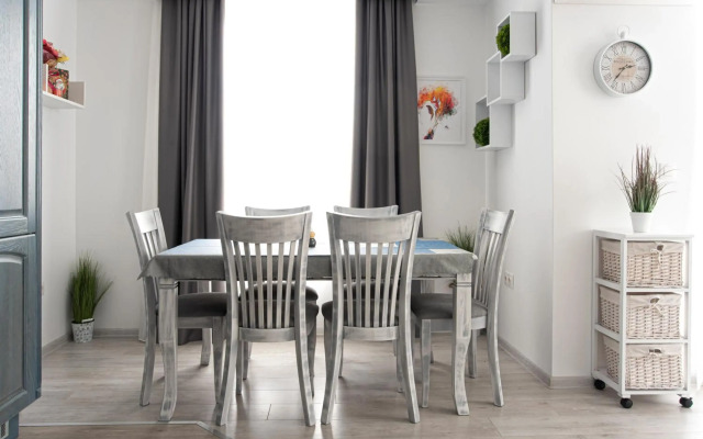 Sunny & Stylish Brand new 2bdr Apartment + Parking