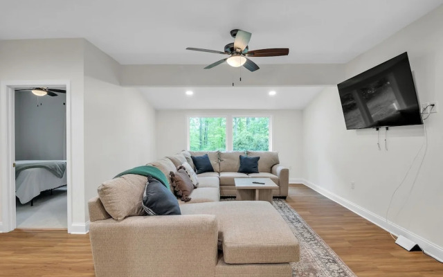 Woodhaven: Your Serene Countryside Escape 5 Bedroom Farmhouse by RedAwning