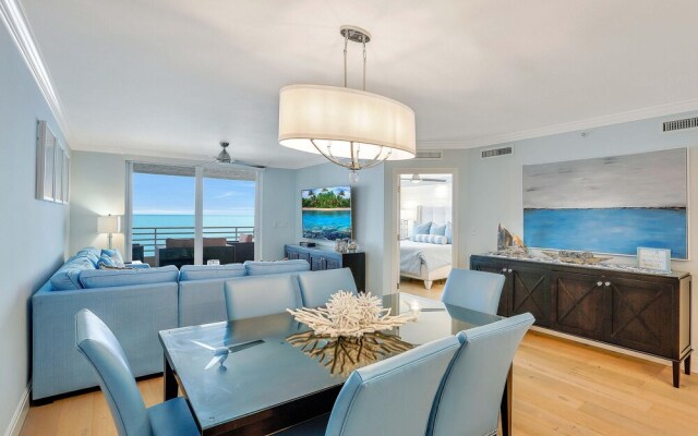 Beachfront Condo With 180-degree Views and Pool