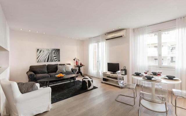 Stylish white 4 ppl apartment in City center