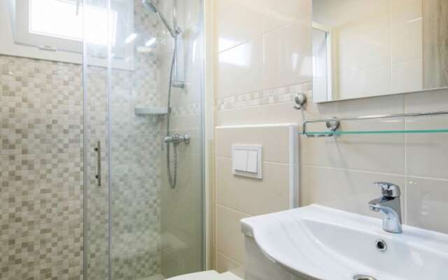 Inviting Mobile Home in Banjole With Terrace
