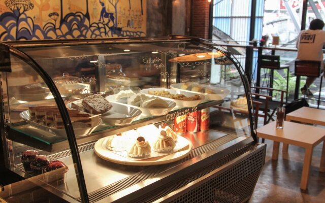 Thonglor Travellers Hostel & Cafe