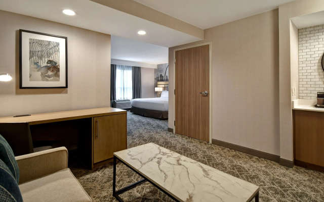 DoubleTree by Hilton St. Louis Airport