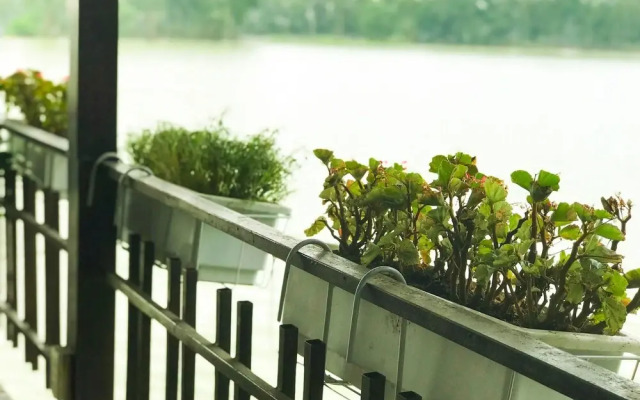 Vinh Gia Airport Lake View Hostel