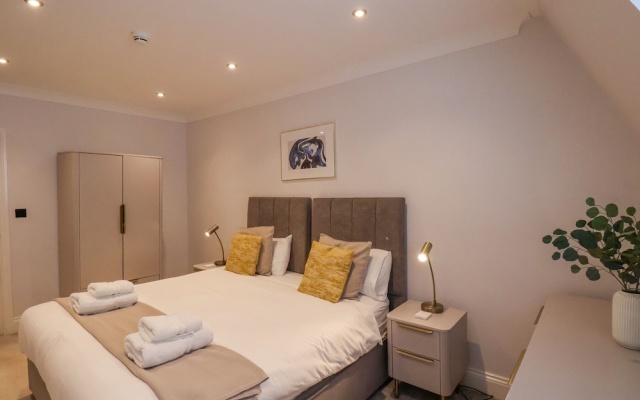 The Salisbury Apartment 401