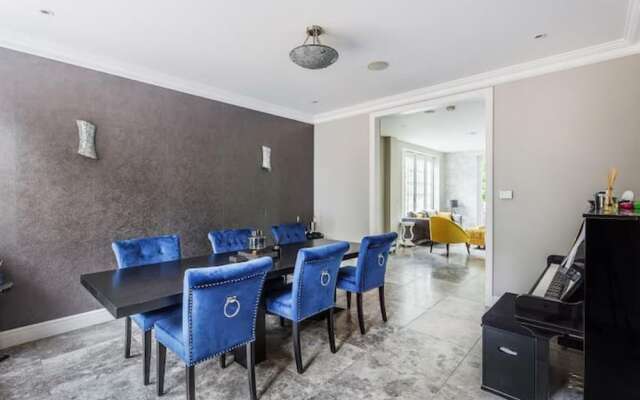 Captivating 5-bed House in Woking
