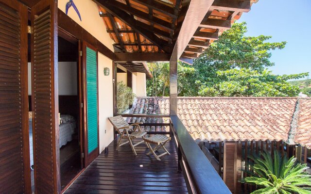 Casa com Cinco Quartos, Pé na Areia da Praia Ferradura Por Luxury Rentals