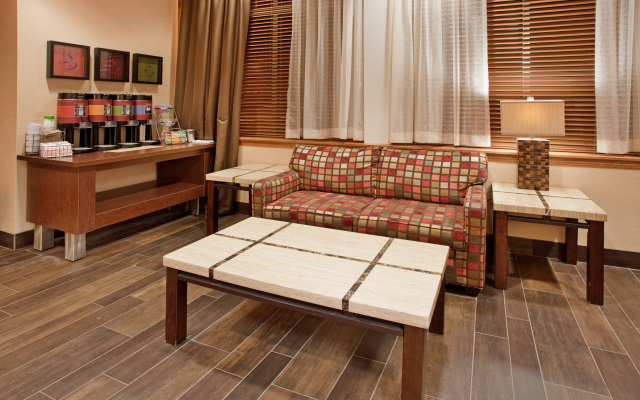 Hampton Inn & Suites Detroit / Airport - Romulus