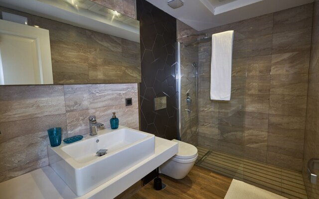 Lara Suite's