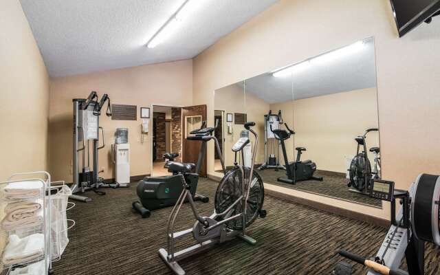 Clarion Inn & Suites Cortland - University Area