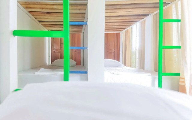 Wonderland Hostel By GB Collection