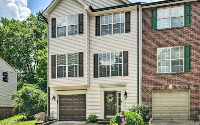 Spacious Nashville Townhome w/ Private Deck & Yard