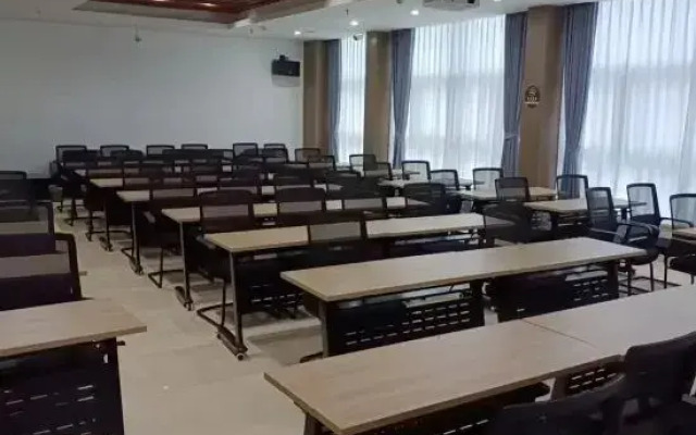 Super 8 Hotel (Hefei 1912 Xinhua International Plaza)