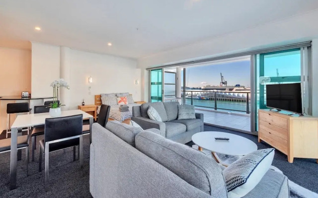 Stunning Harbour & City View Studio