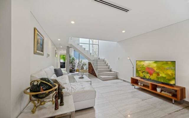 Luxurious New House Hidden Near Central CBD