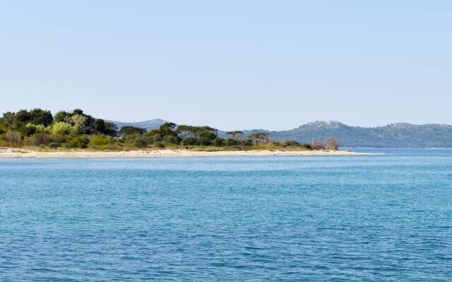 Spacious Chic Residence