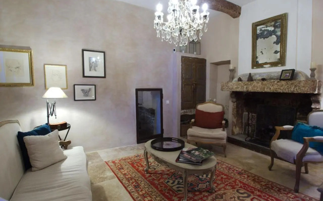 Luxurious Provencal Village House, Walk to Village Pool