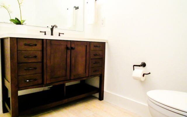 Stylish 3 Bedroom Home Private Balcony Patio