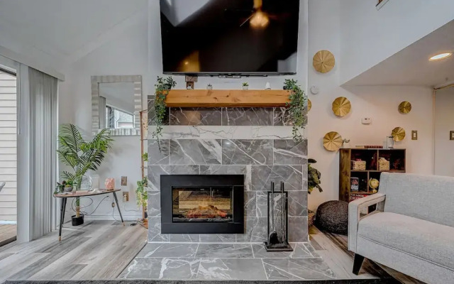 Upscale 1BR Condo in Med Center