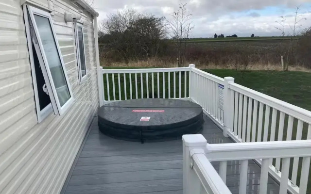 Caravan-sleep8-hottub-freep-balcony-familyfriendly