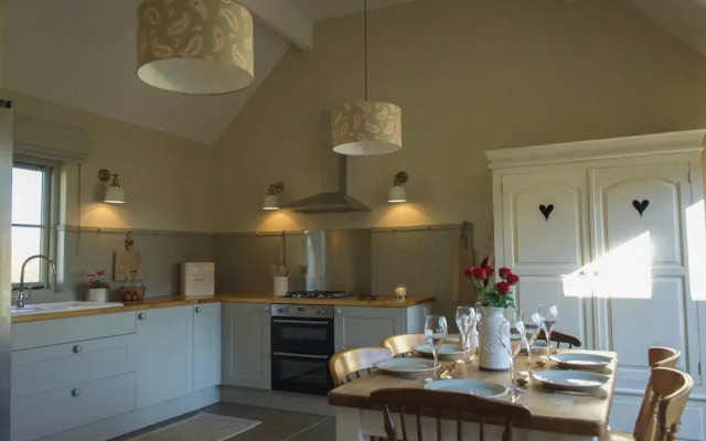 Classic Cotswolds Getaway in Radcot