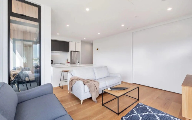 Takapuna Contemporary 2BR with Carpark