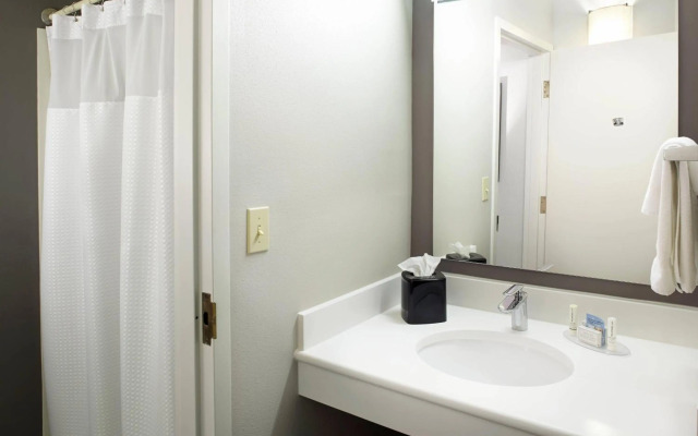 Courtyard by Marriott Detroit Brighton