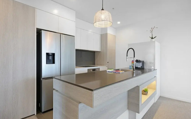 Luxe Beachfront 2-bed With Gym, Pool & Views