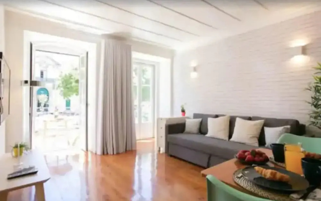 Sunny Photographer's Studio w Balcony in Alcântara