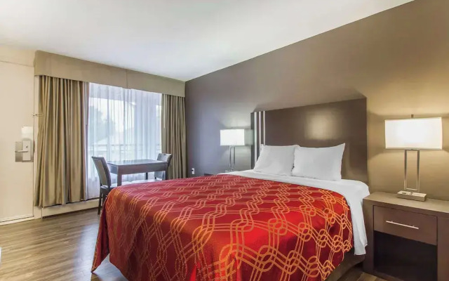 Econo Lodge Inn & Suites