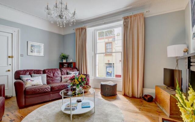 Delightful Holiday Home in Appledore With Garden