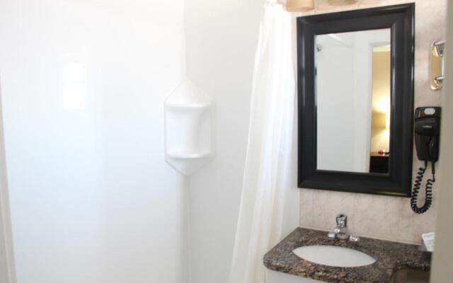 Perth Plaza Inn & Suites