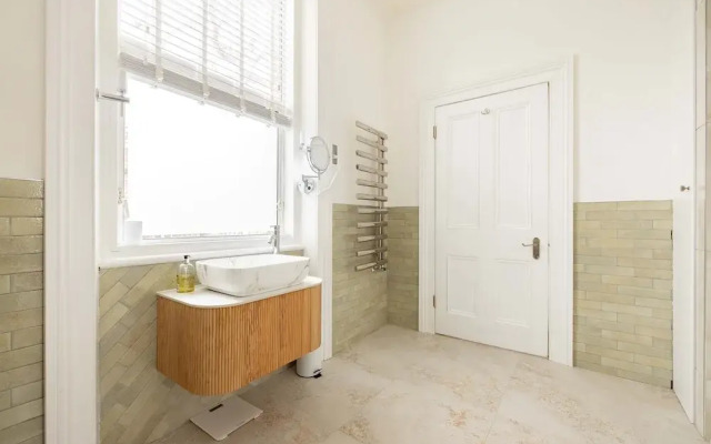 Light-filled 2-bedroom Chelsea Apartment