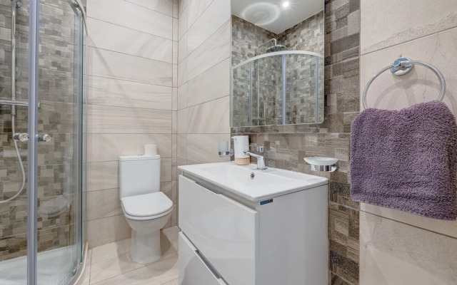Contemporary 1BR Apartment, Central Location