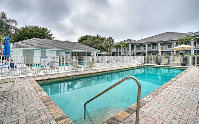 < 1 Mi to Beach: Sleek Naples Condo