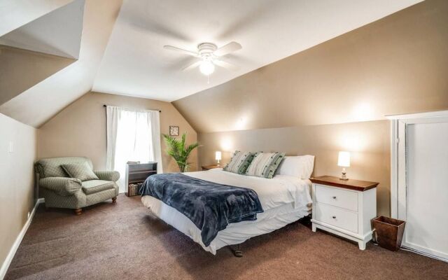 Shiny and comfortable Oakland House