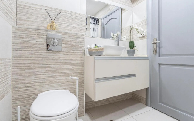 Renovated 2 BR with 2 BTH front Mamilla Mall
