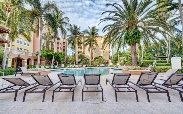 Renovated 2/2 Unit at Yacht Club/Aventura