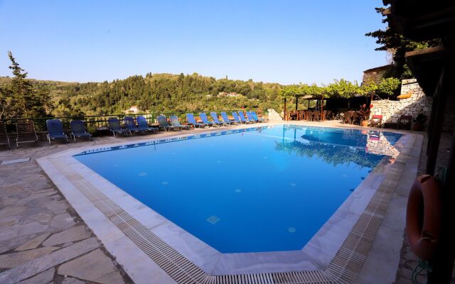 Bastas Hotel & Studios