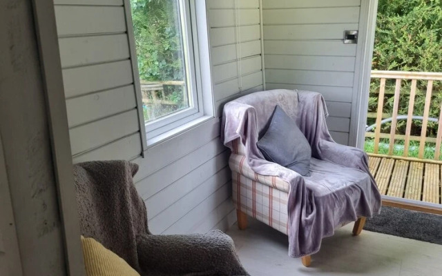 Glamping Hut - Riverside 6