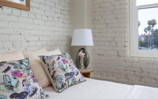 Charming Studio near Downtown! CDC Sanitized!