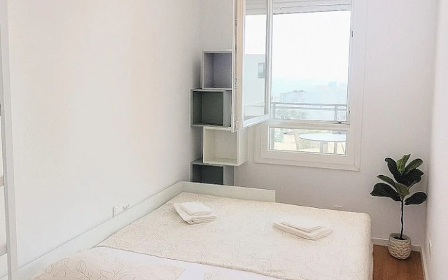 Mika's 2-Bedroom Seaview Flat & Parking